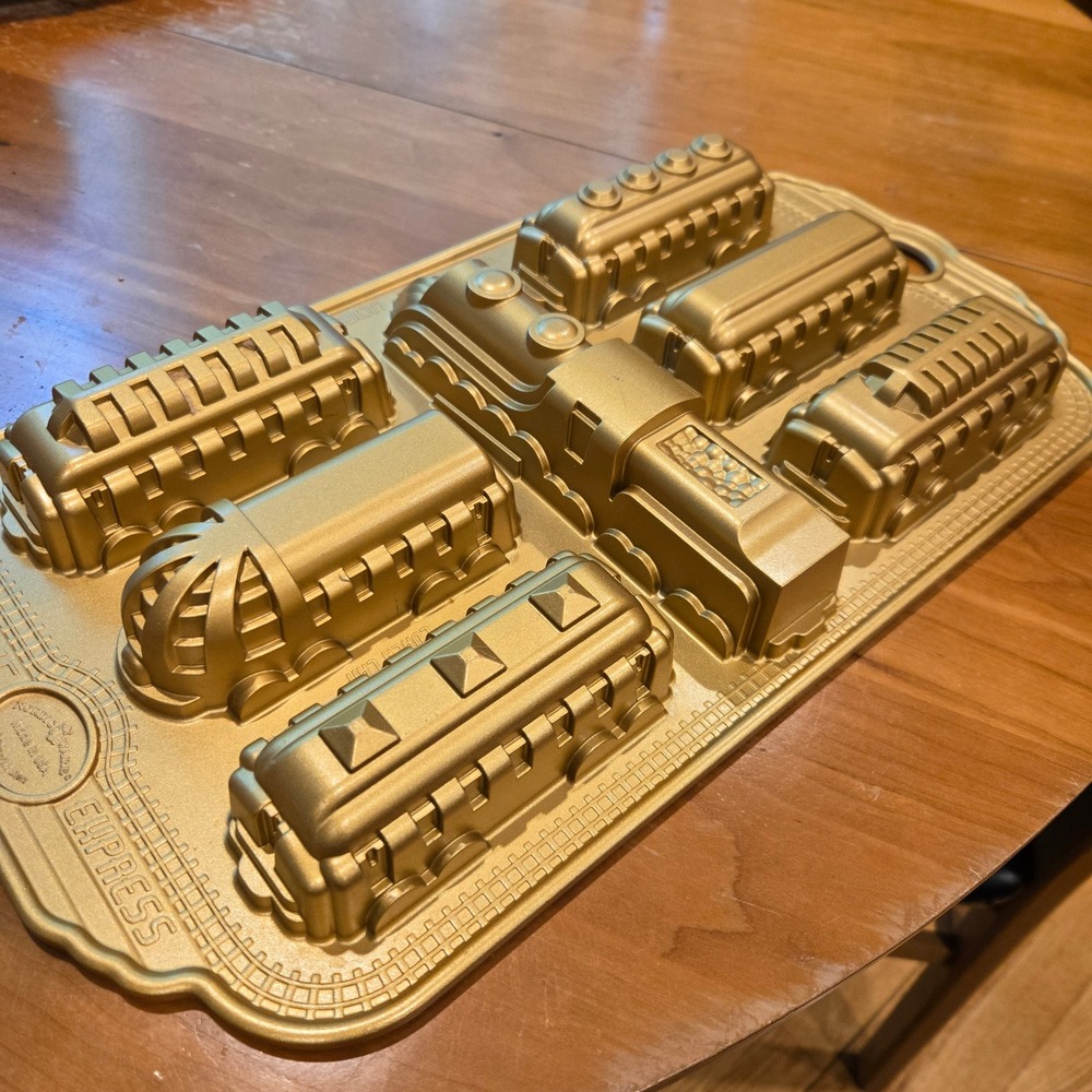 Nordic Ware Train Cakelet Pan Gold Cast Aluminum Williams Sonoma 5 Cup 7 Cavity